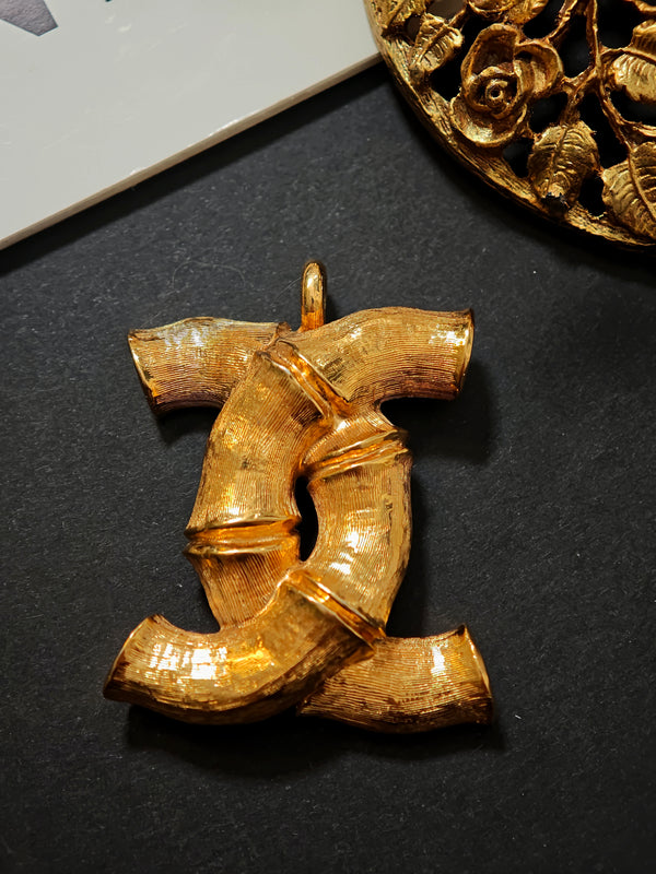 chanel-1980s-vintage-bamboo-cc-pendant-gold-plated-heavy-texture-rare