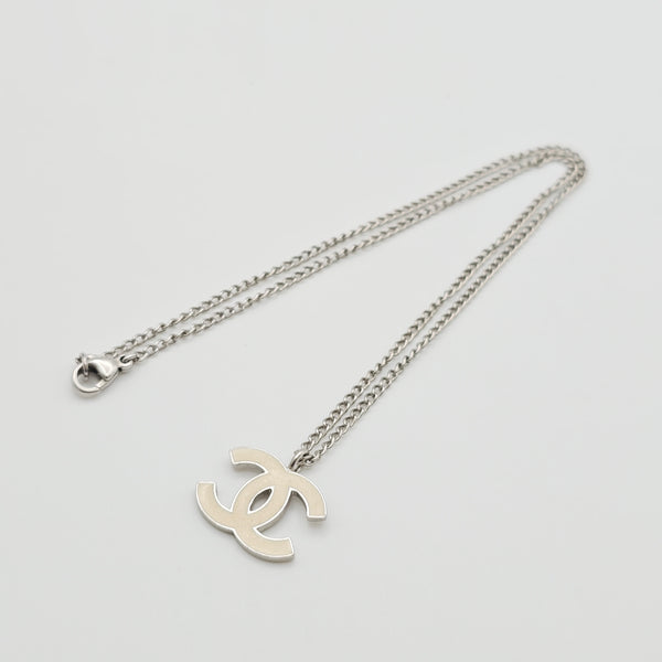 chanel-2004-ss-white-enamel-double-c-necklace