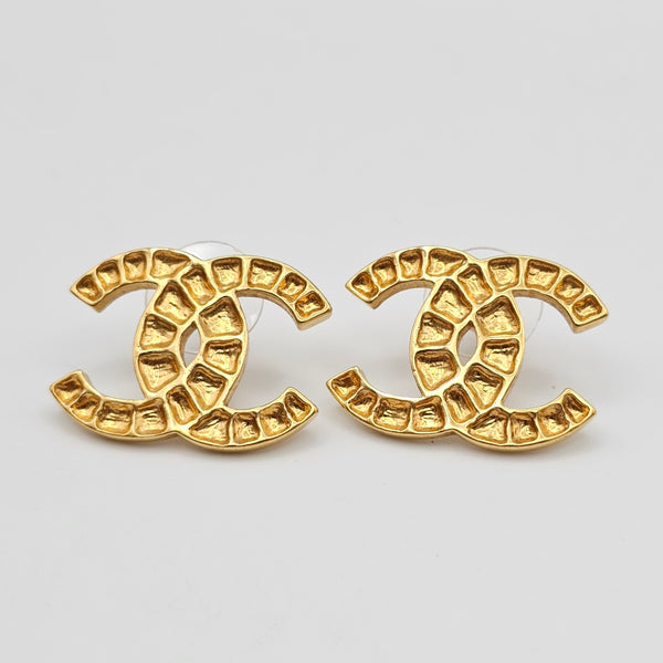 chanel-2019-egyptian-gold-cc-stud-earrings